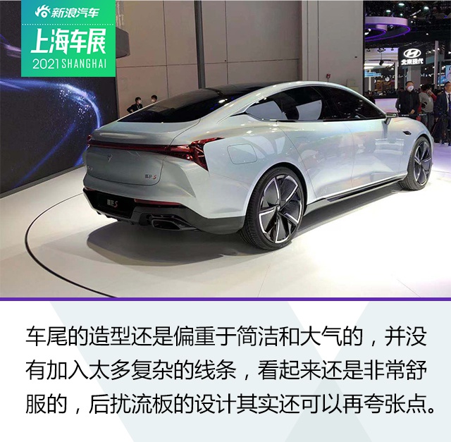 更前瞻的设计 静态体验电动轿跑哪吒S