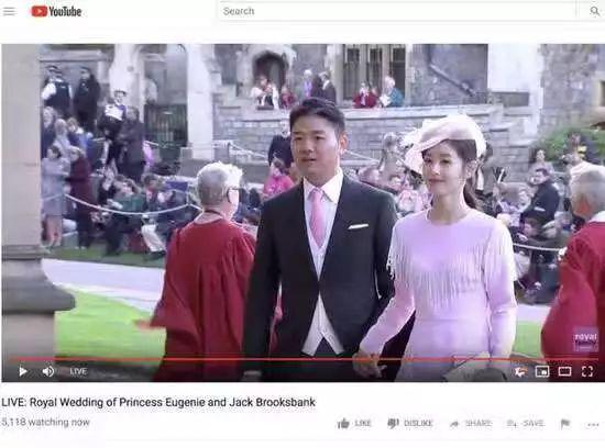 2018年10月,刘强东夫妇在英国参加了尤金妮公主的婚礼